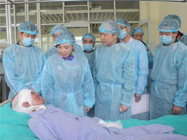 Bộ trưởng Bộ Y tế khen thưởng các y, bác sỹ cứu sống chiến sỹ vụ máy bay Mi171